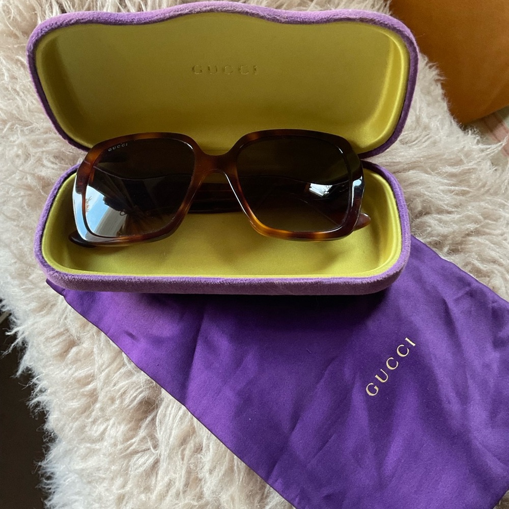 GUCCI GG Tortoise Square Sunglasses With Bumble Bee Case + Silk Pouch GG0096S